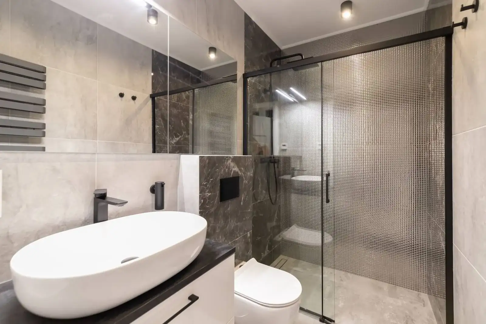Salle de bain nettoyée en profondeur à Liège, verre et sanitaires impeccables
